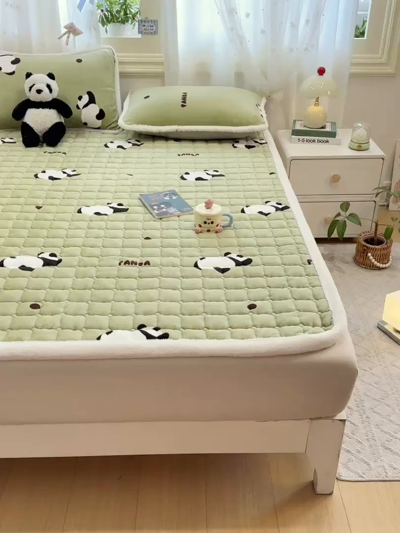 91家纺网 家纺一手货源 找家纺 梦初语 2025新款牛奶绒印花夹棉加厚款床护垫褥子大床场景-直播爆款（夹棉200克） 熊猫乐园