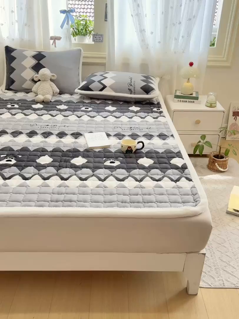 91家纺网 家纺一手货源 找家纺 梦初语 2025新款牛奶绒印花夹棉加厚款床护垫褥子大床场景-直播爆款（夹棉200克） 格调