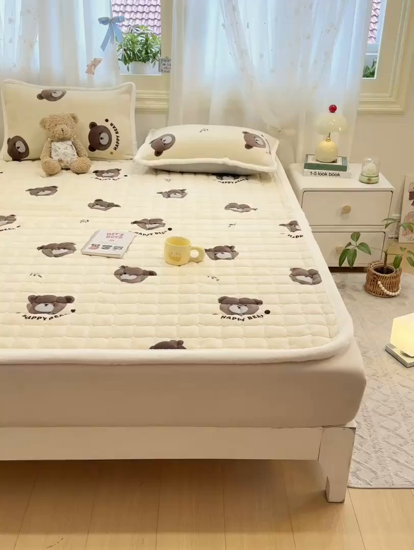 91家纺网 家纺一手货源 找家纺 （总）梦初语 2025新款牛奶绒印花夹棉加厚款床护垫褥子大床场景-直播爆款（夹棉200克）