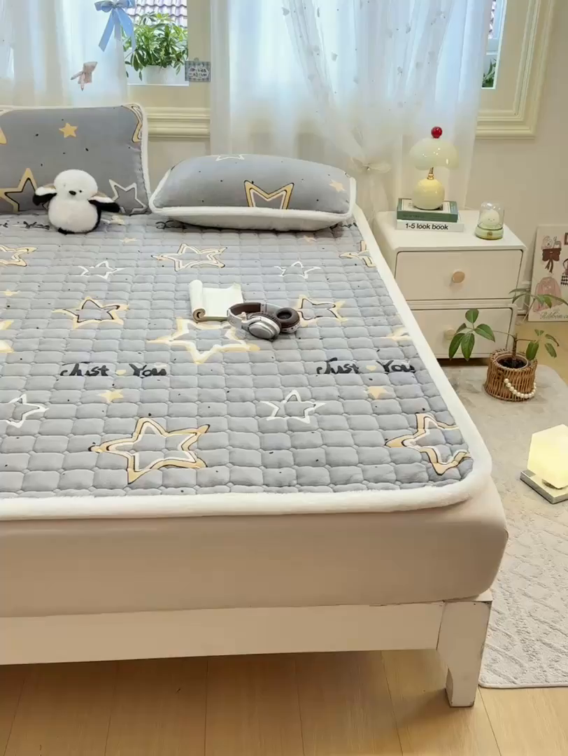 91家纺网 家纺一手货源 找家纺 梦初语 2025新款牛奶绒印花夹棉加厚款床护垫褥子大床场景-直播爆款（夹棉200克） 繁星