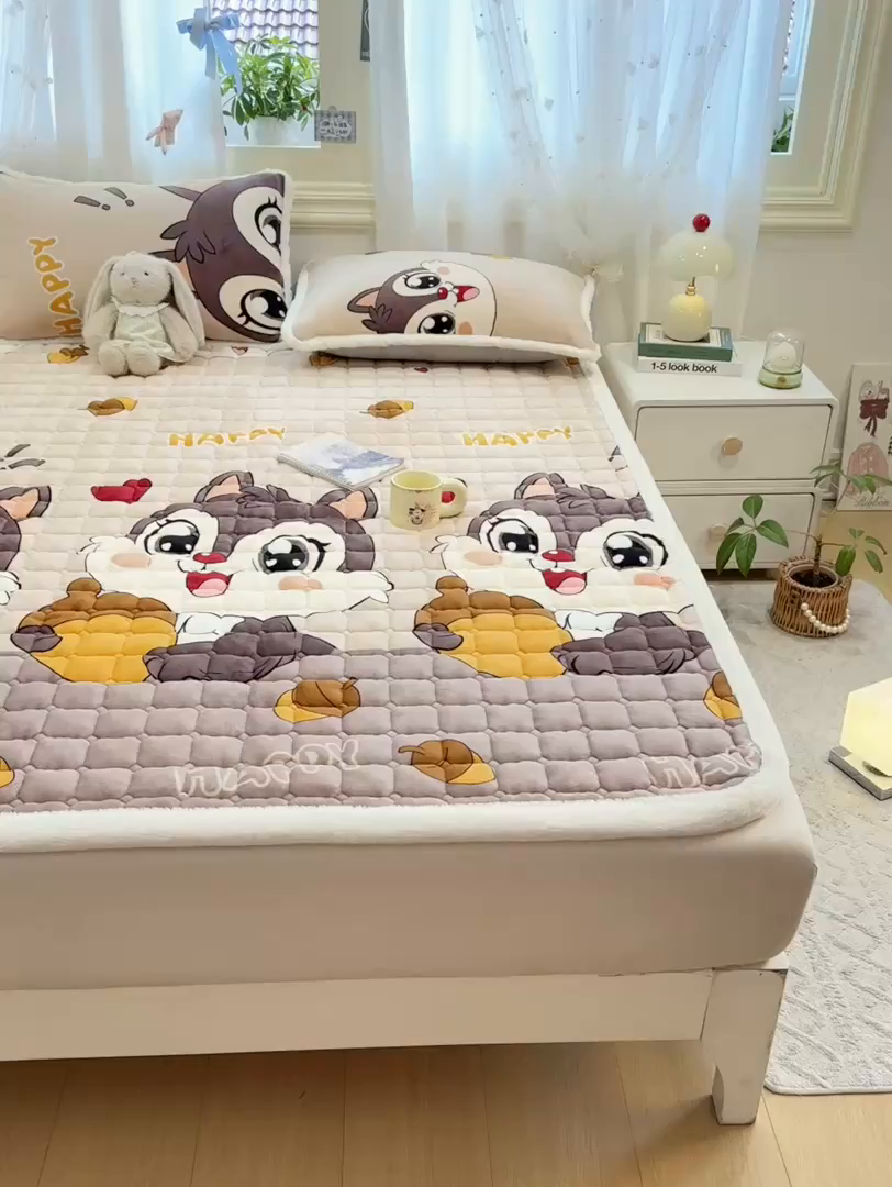 91家纺网 家纺一手货源 找家纺 梦初语 2025新款牛奶绒印花夹棉加厚款床护垫褥子大床场景-直播爆款（夹棉200克） 顽皮鼠