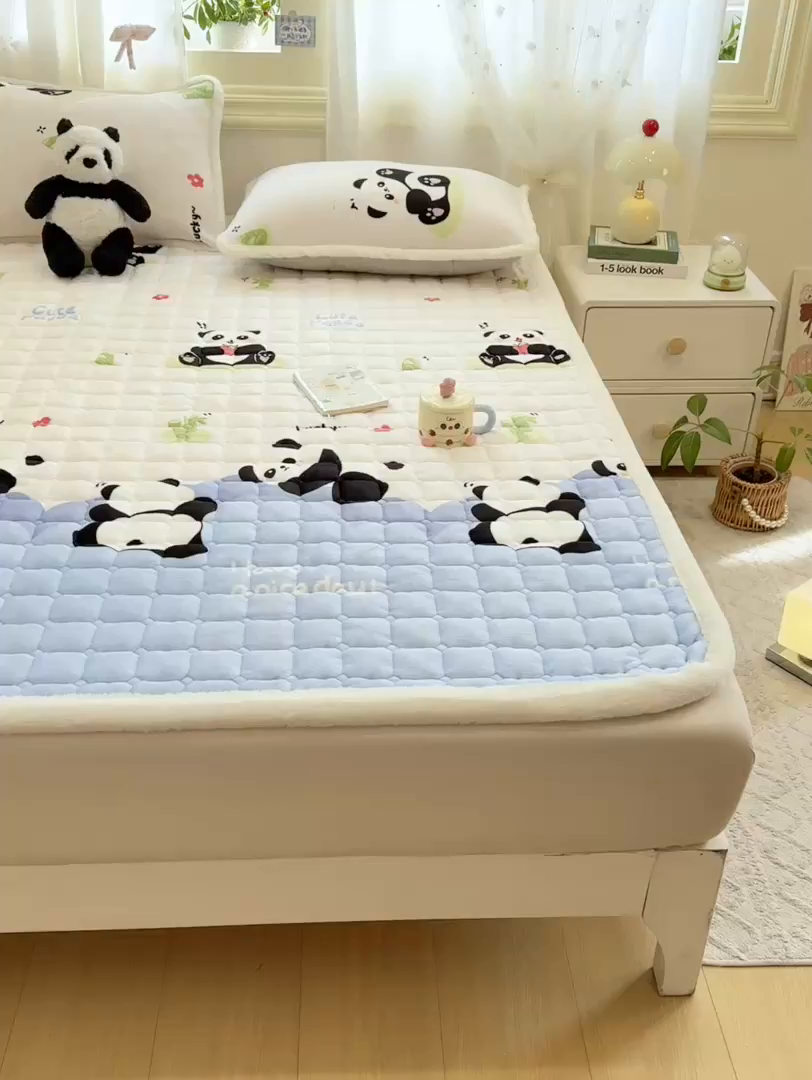 91家纺网 家纺一手货源 找家纺 梦初语 2025新款牛奶绒印花夹棉加厚款床护垫褥子大床场景-直播爆款（夹棉200克） 快乐panda