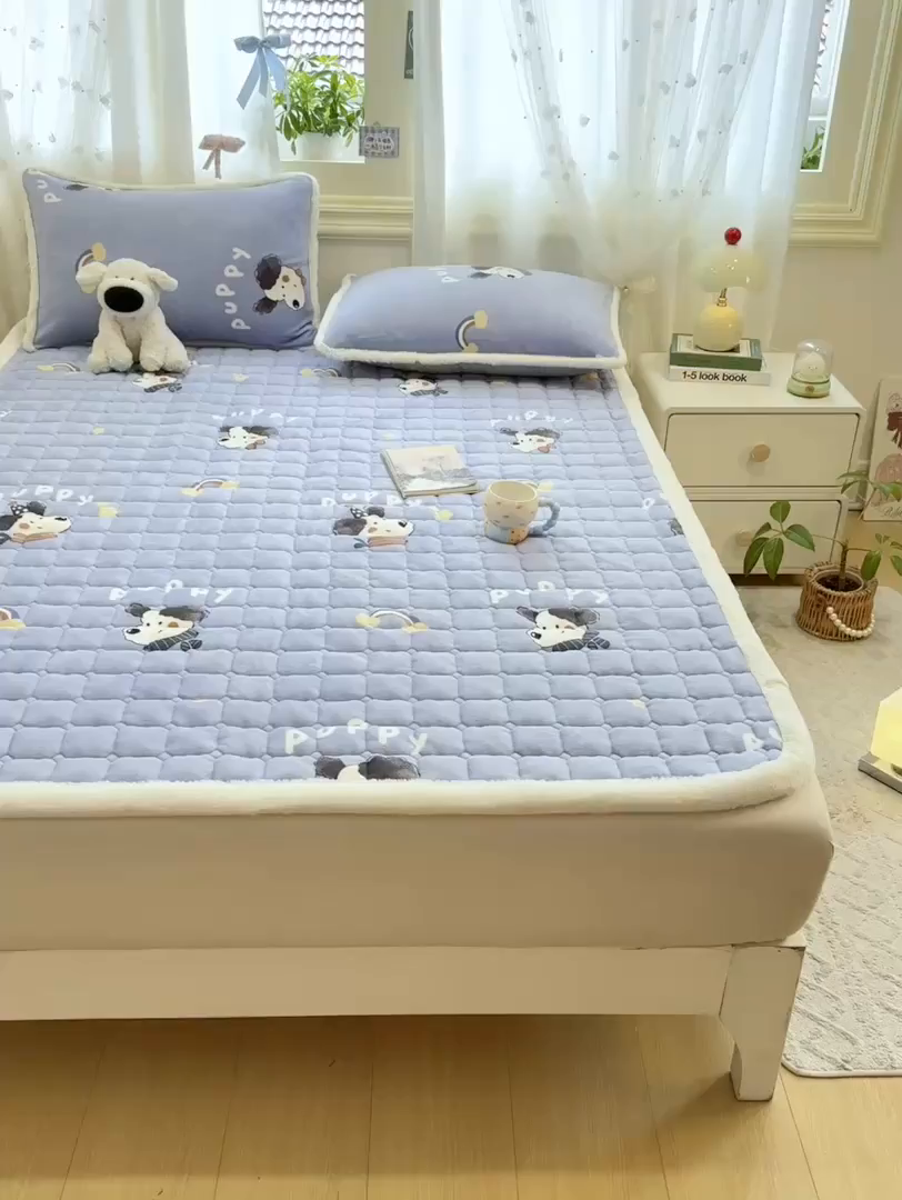 91家纺网 家纺一手货源 找家纺 梦初语 2025新款牛奶绒印花夹棉加厚款床护垫褥子大床场景-直播爆款（夹棉200克） 汪汪星球