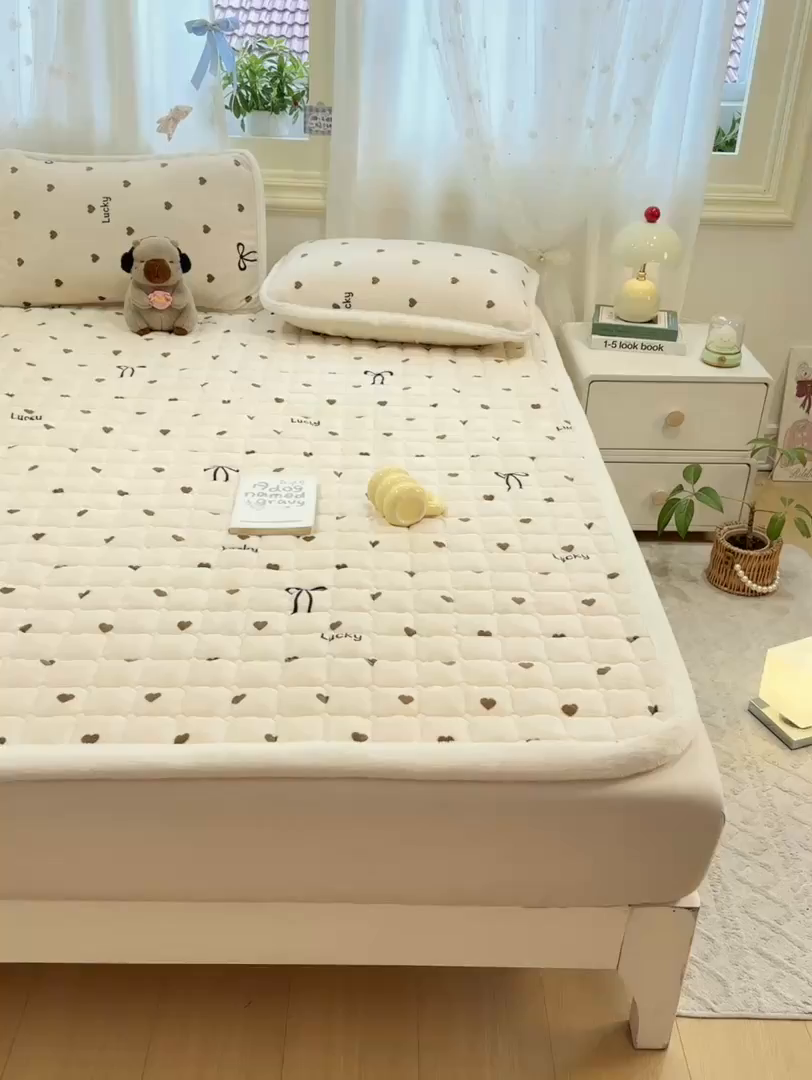 91家纺网 家纺一手货源 找家纺 梦初语 2025新款牛奶绒印花夹棉加厚款床护垫褥子大床场景-直播爆款（夹棉200克） 奶油爱心