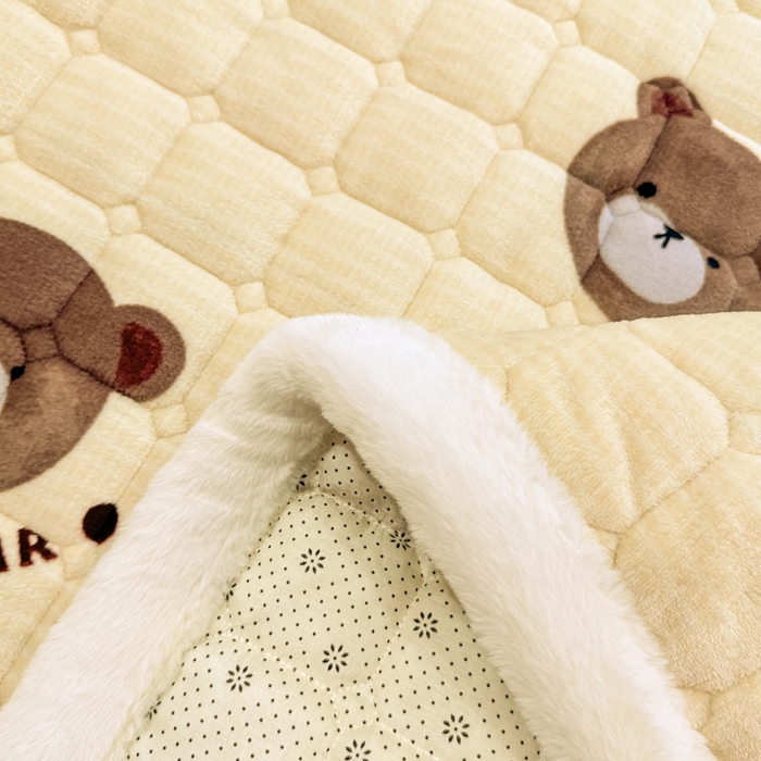 91家纺网 家纺一手货源 找家纺 梦初语 2025新款牛奶绒印花夹棉加厚款床护垫褥子大床场景-直播爆款（夹棉200克） 唯美小熊