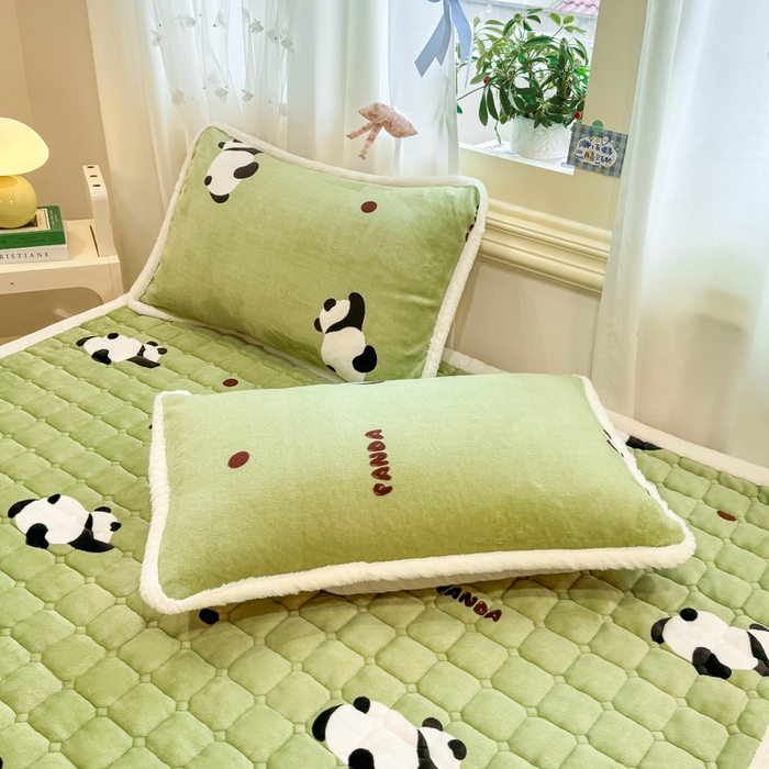 91家纺网 家纺一手货源 找家纺 梦初语 2025新款牛奶绒印花夹棉加厚款床护垫褥子大床场景-直播爆款（夹棉200克） 熊猫乐园