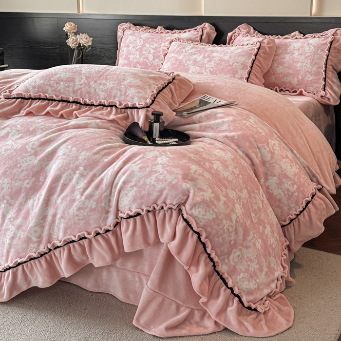 91家纺网 家纺一手货源 找家纺 绘萱家居 2025新款爆款高密消光织带花边款印花牛奶绒四件套纯色 芳华玫瑰-粉