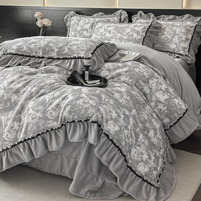 91家纺网 家纺一手货源 找家纺 绘萱家居 2025新款爆款高密消光织带花边款印花牛奶绒四件套纯色 芳华玫瑰-灰