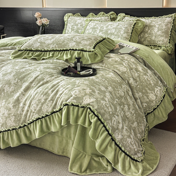 91家纺网 家纺一手货源 找家纺 绘萱家居 2025新款爆款高密消光织带花边款印花牛奶绒四件套纯色 芳华玫瑰-绿