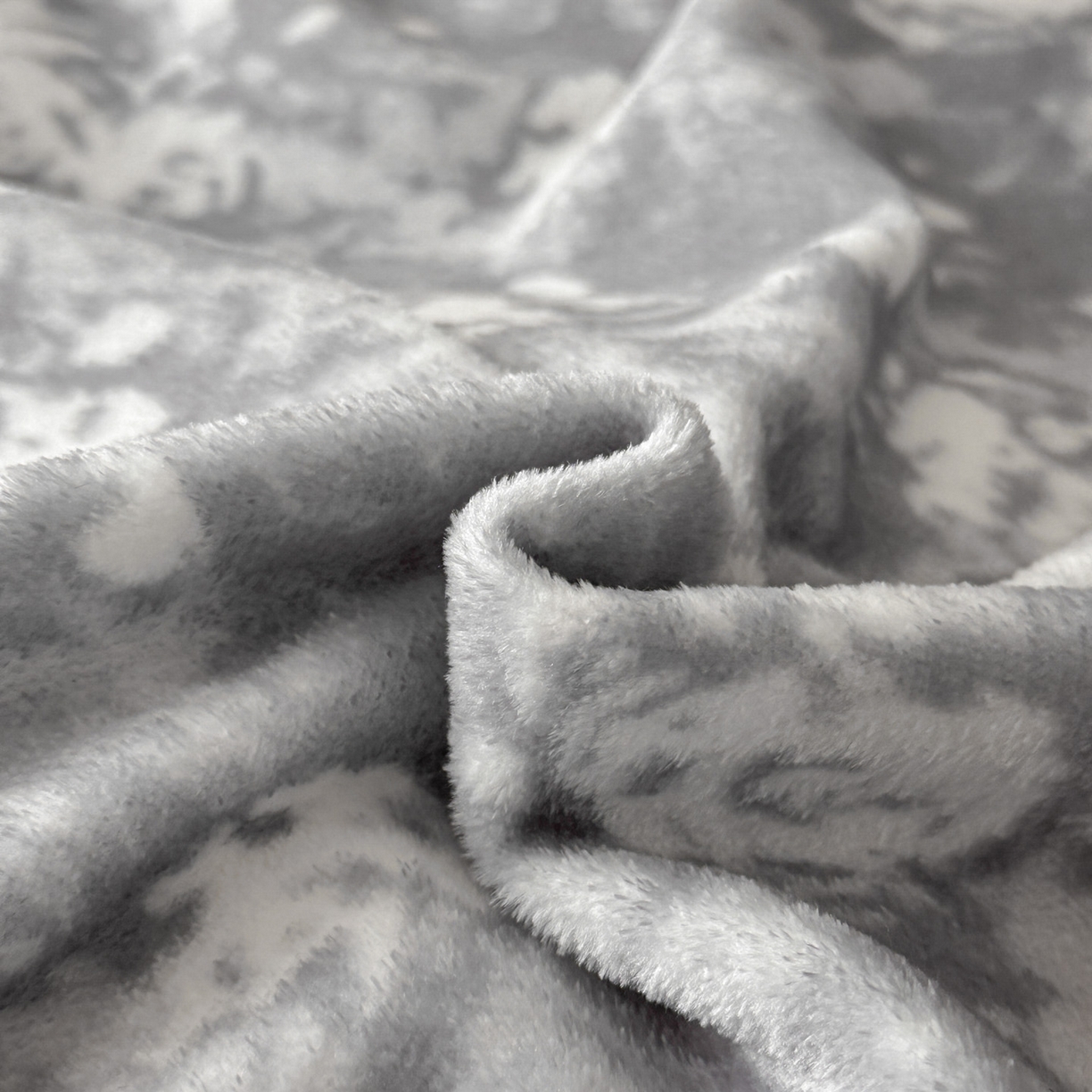 91家纺网 家纺一手货源 找家纺 绘萱家居 2025新款爆款高密消光织带花边款印花牛奶绒四件套纯色 芳华玫瑰-灰