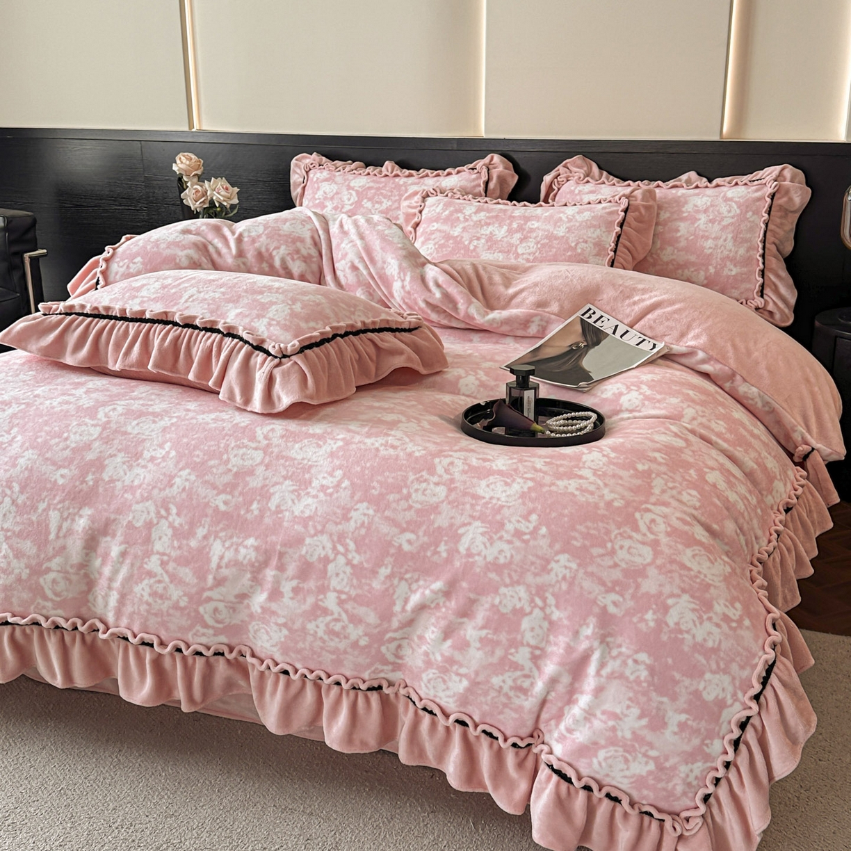 91家纺网 家纺一手货源 找家纺 绘萱家居 2025新款爆款高密消光织带花边款印花牛奶绒四件套纯色 芳华玫瑰-粉