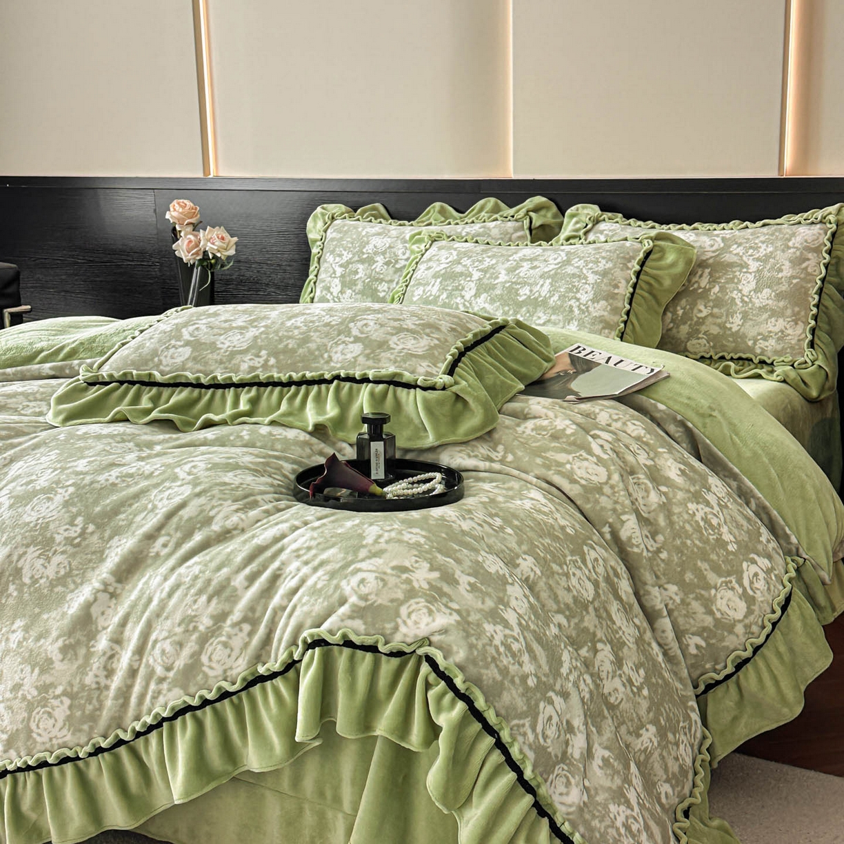 91家纺网 家纺一手货源 找家纺 绘萱家居 2025新款爆款高密消光织带花边款印花牛奶绒四件套纯色 芳华玫瑰-绿