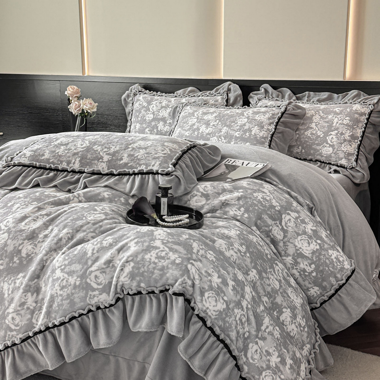 91家纺网 家纺一手货源 找家纺 绘萱家居 2025新款爆款高密消光织带花边款印花牛奶绒四件套纯色 芳华玫瑰-灰