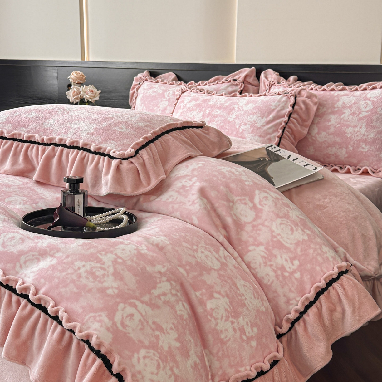 91家纺网 家纺一手货源 找家纺 绘萱家居 2025新款爆款高密消光织带花边款印花牛奶绒四件套纯色 芳华玫瑰-粉