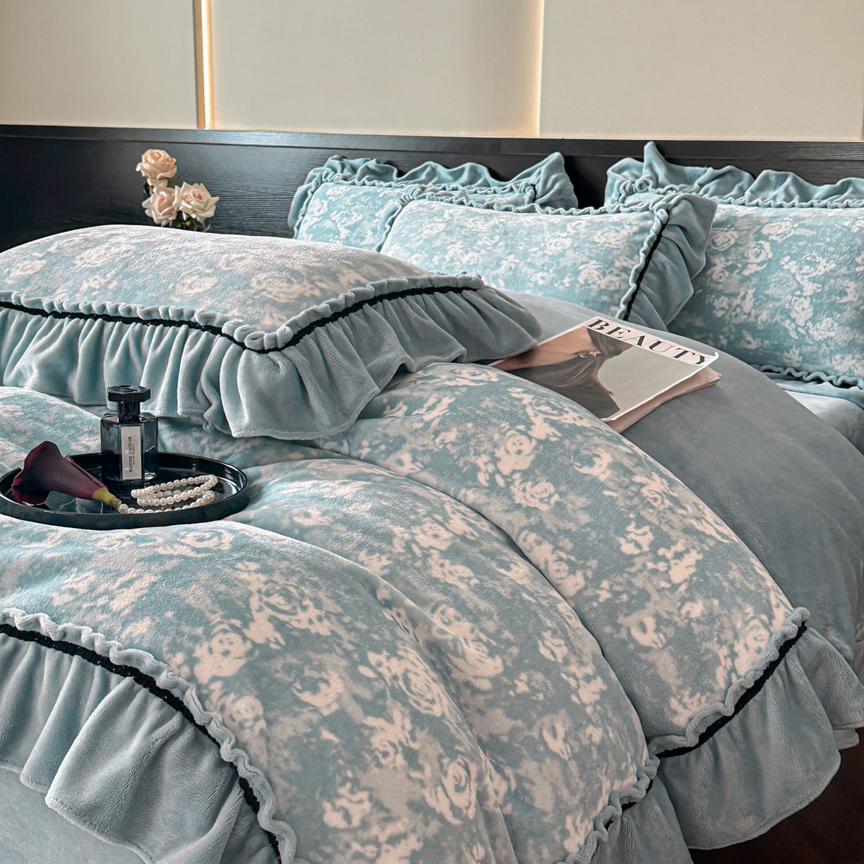 91家纺网 家纺一手货源 找家纺 绘萱家居 2025新款爆款高密消光织带花边款印花牛奶绒四件套纯色 芳华玫瑰-蓝