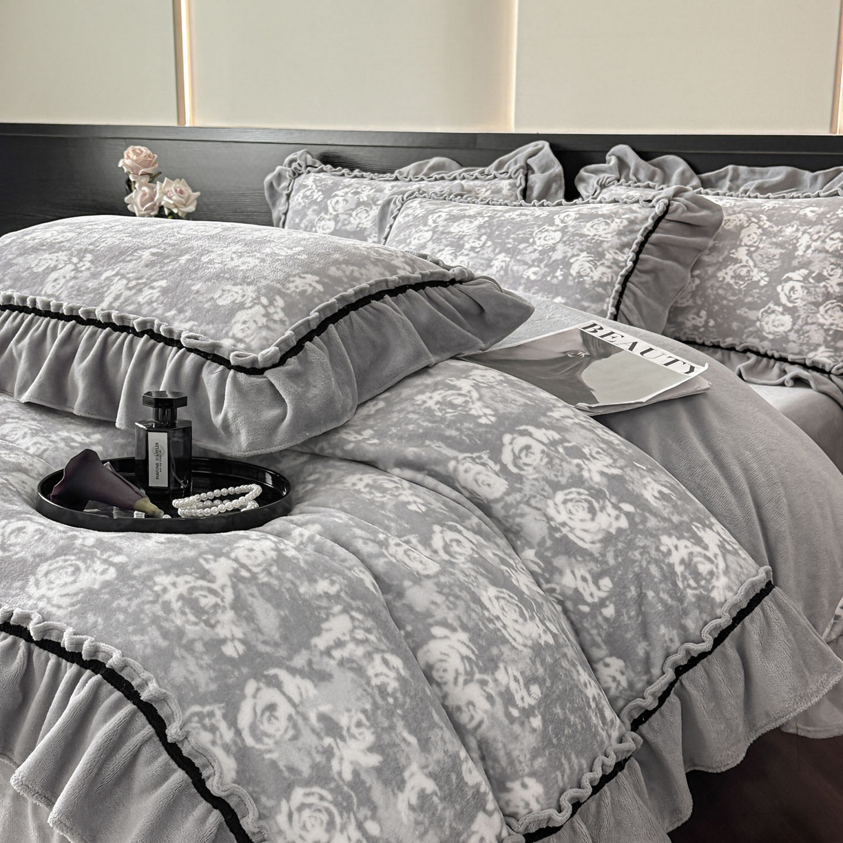 91家纺网 家纺一手货源 找家纺 绘萱家居 2025新款爆款高密消光织带花边款印花牛奶绒四件套纯色 芳华玫瑰-灰