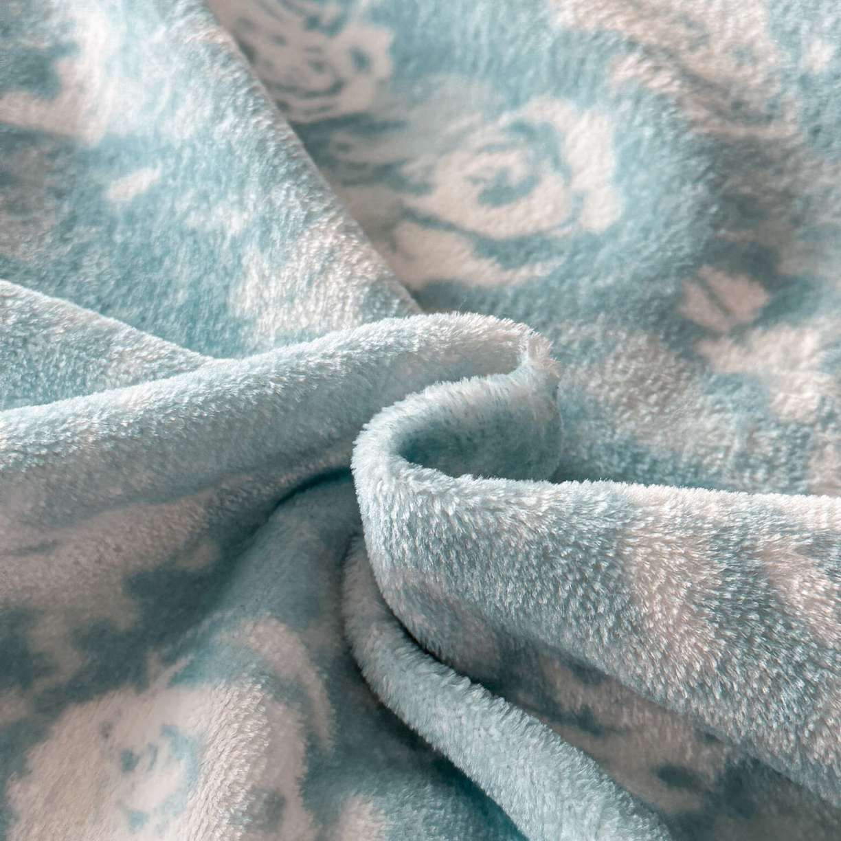 91家纺网 家纺一手货源 找家纺 绘萱家居 2025新款爆款高密消光织带花边款印花牛奶绒四件套纯色 芳华玫瑰-蓝