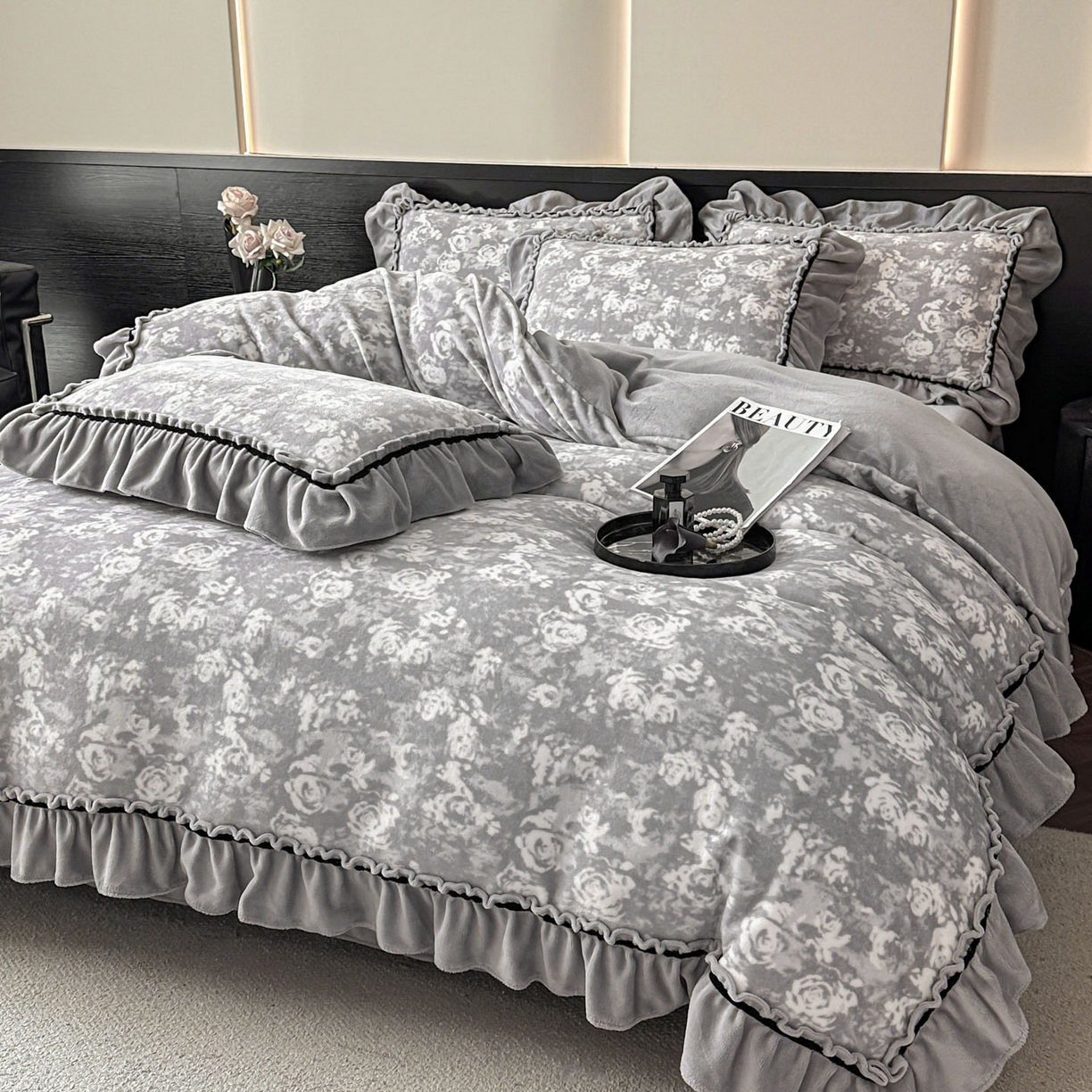 91家纺网 家纺一手货源 找家纺 绘萱家居 2025新款爆款高密消光织带花边款印花牛奶绒四件套纯色 芳华玫瑰-灰