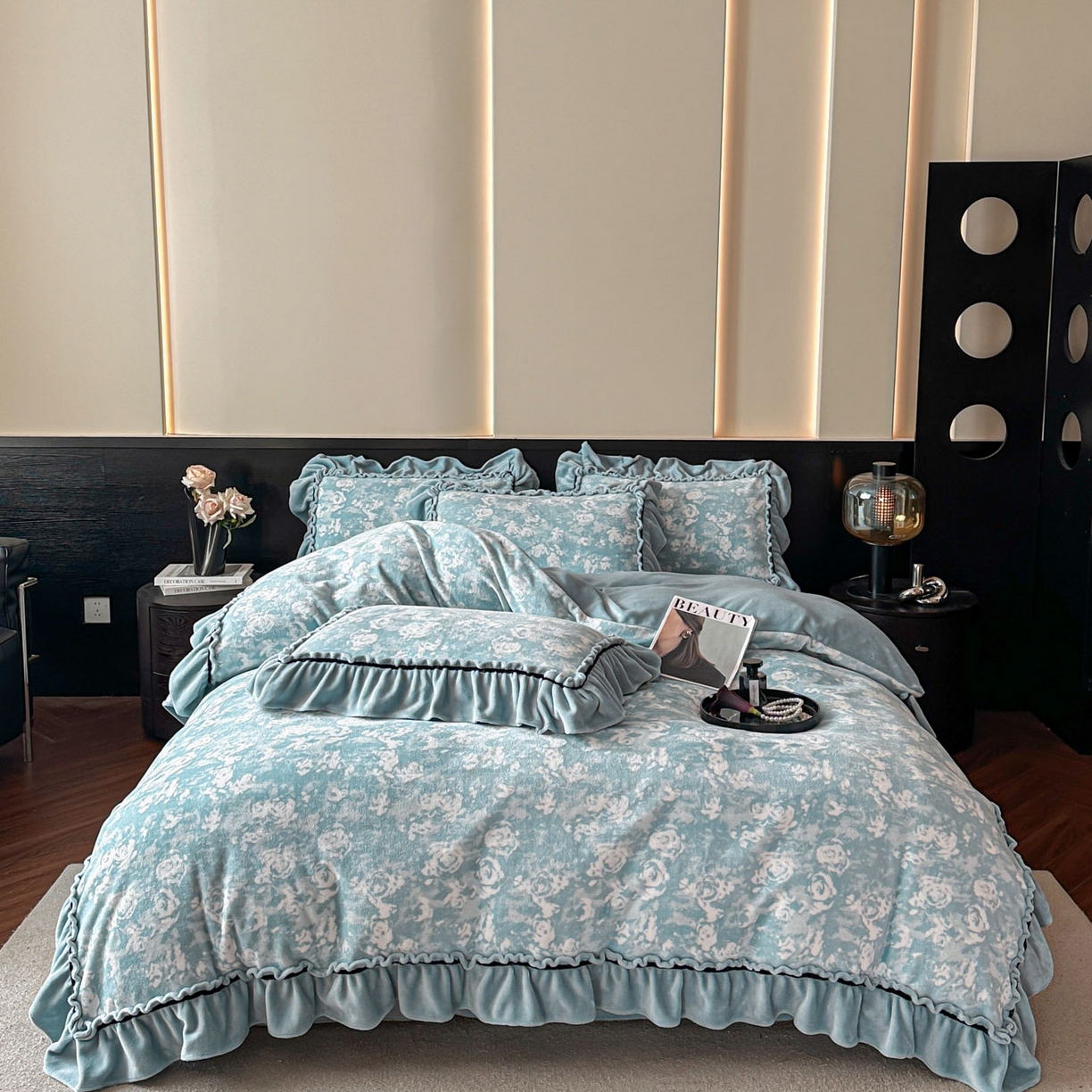 91家纺网 家纺一手货源 找家纺 绘萱家居 2025新款爆款高密消光织带花边款印花牛奶绒四件套纯色 芳华玫瑰-蓝