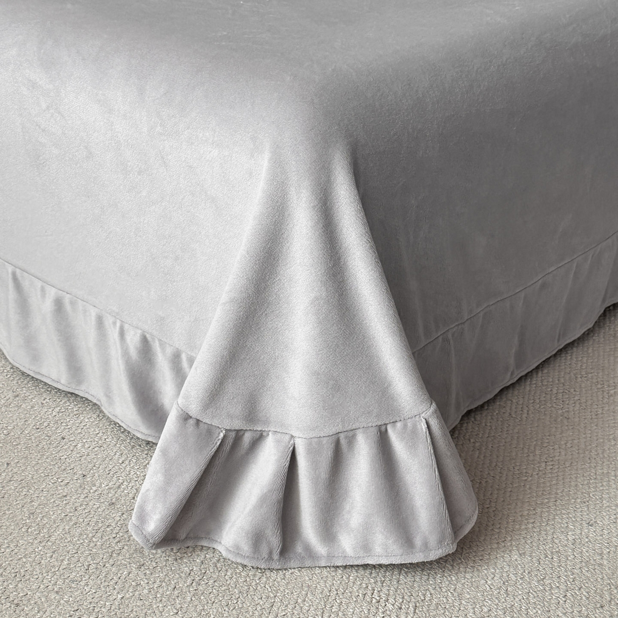 91家纺网 家纺一手货源 找家纺 绘萱家居 2025新款爆款高密消光织带花边款印花牛奶绒四件套纯色 芳华玫瑰-灰