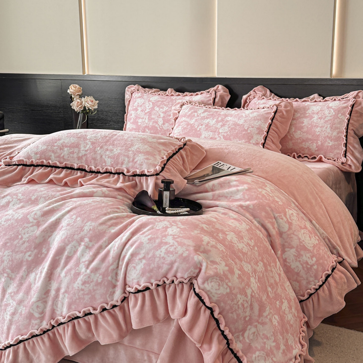 91家纺网 家纺一手货源 找家纺 绘萱家居 2025新款爆款高密消光织带花边款印花牛奶绒四件套纯色 芳华玫瑰-粉