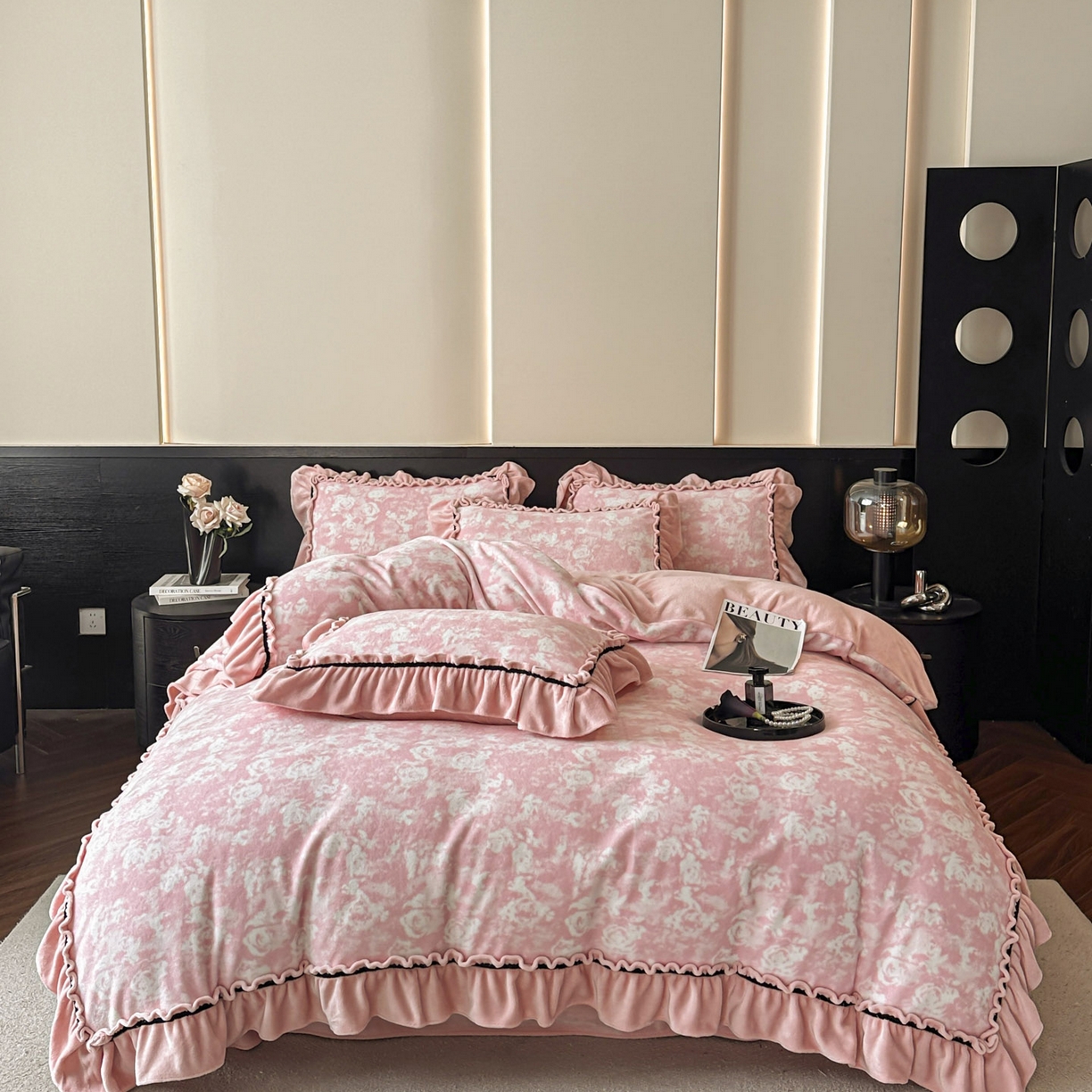 91家纺网 家纺一手货源 找家纺 绘萱家居 2025新款爆款高密消光织带花边款印花牛奶绒四件套纯色 芳华玫瑰-粉