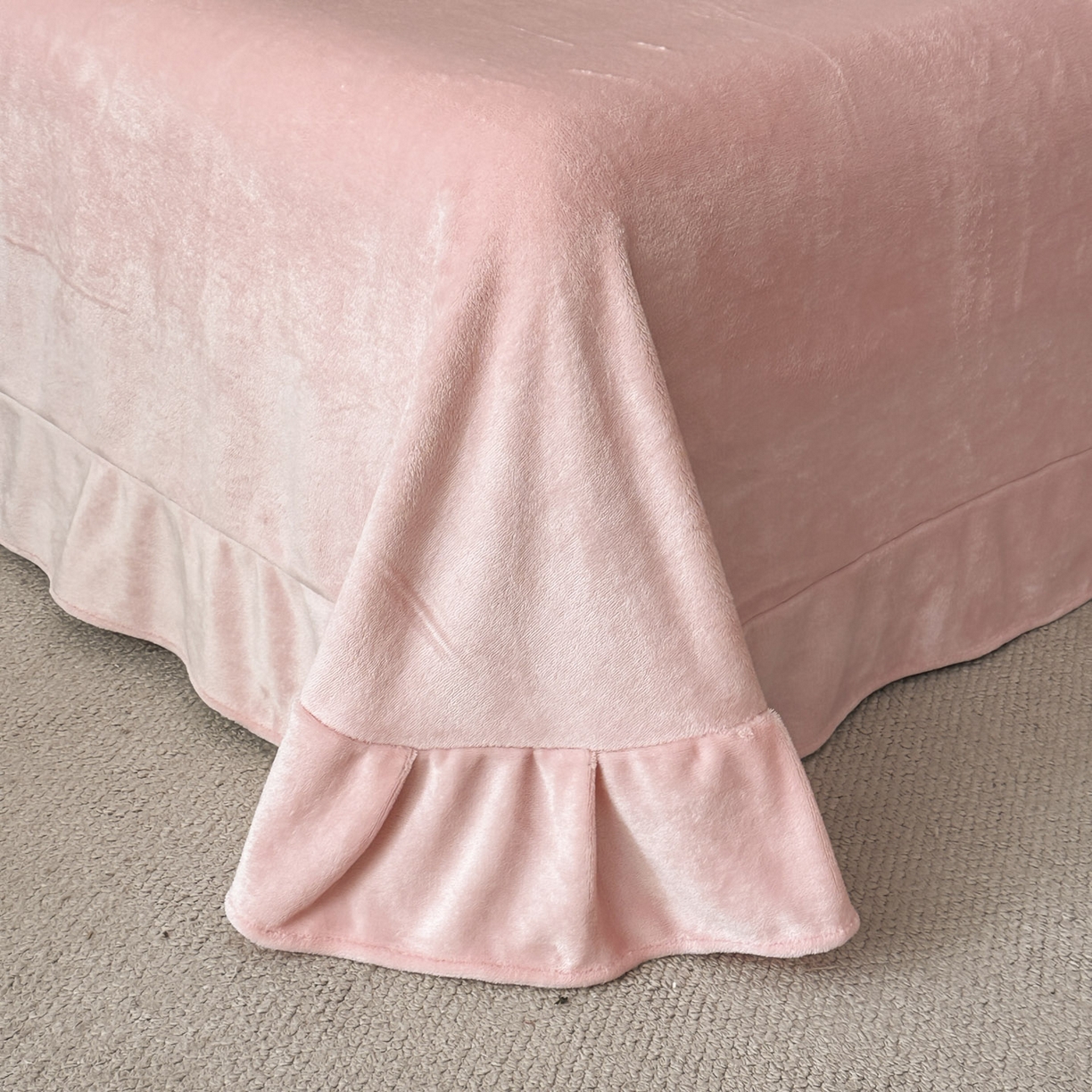 91家纺网 家纺一手货源 找家纺 绘萱家居 2025新款爆款高密消光织带花边款印花牛奶绒四件套纯色 芳华玫瑰-粉