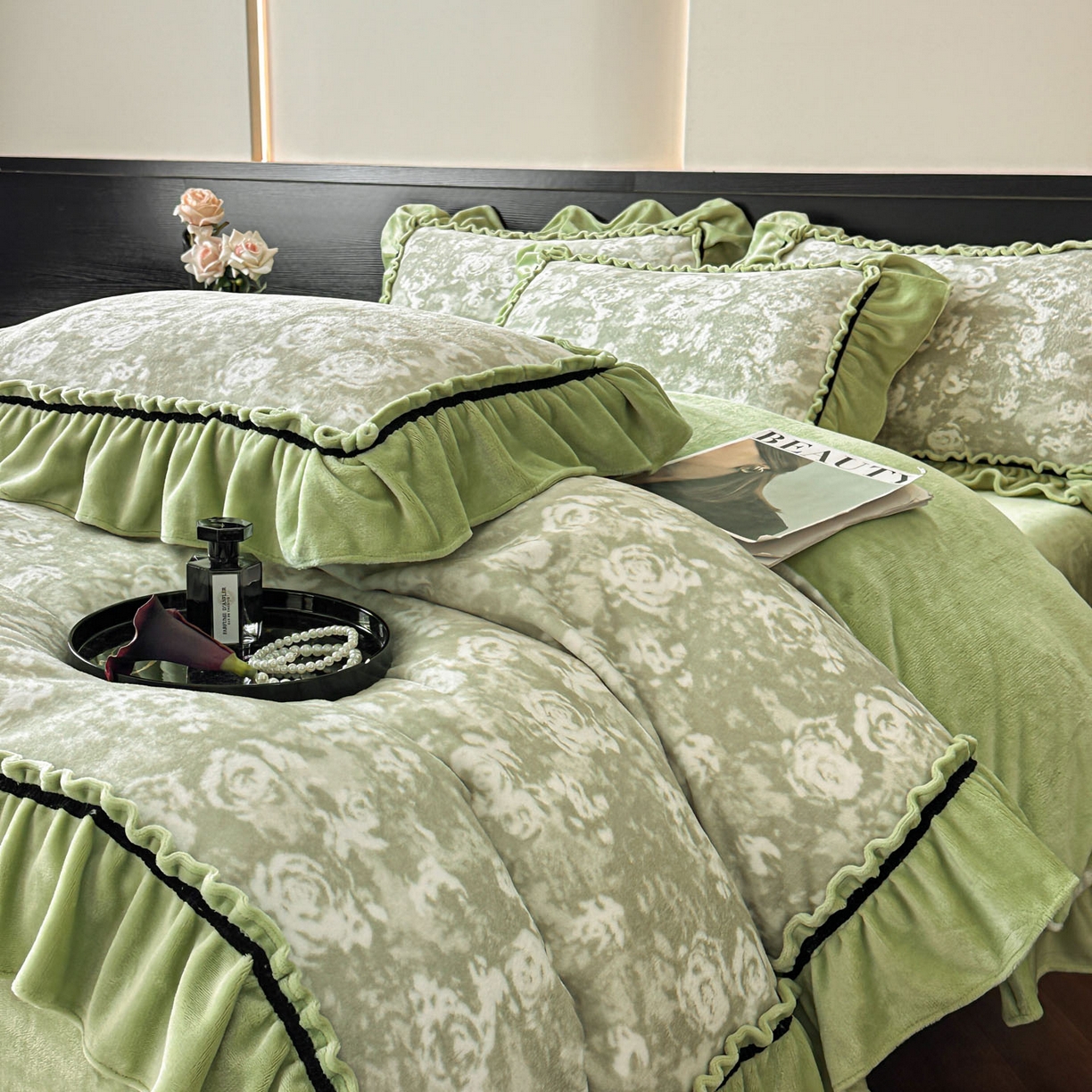91家纺网 家纺一手货源 找家纺 绘萱家居 2025新款爆款高密消光织带花边款印花牛奶绒四件套纯色 芳华玫瑰-绿