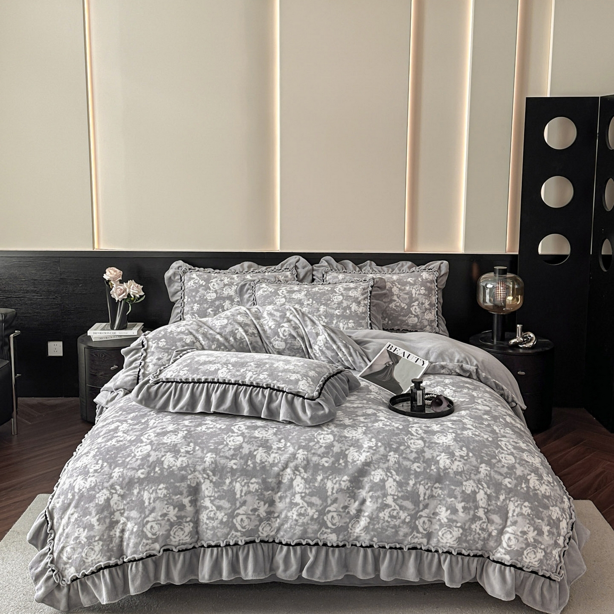 91家纺网 家纺一手货源 找家纺 绘萱家居 2025新款爆款高密消光织带花边款印花牛奶绒四件套纯色 芳华玫瑰-灰