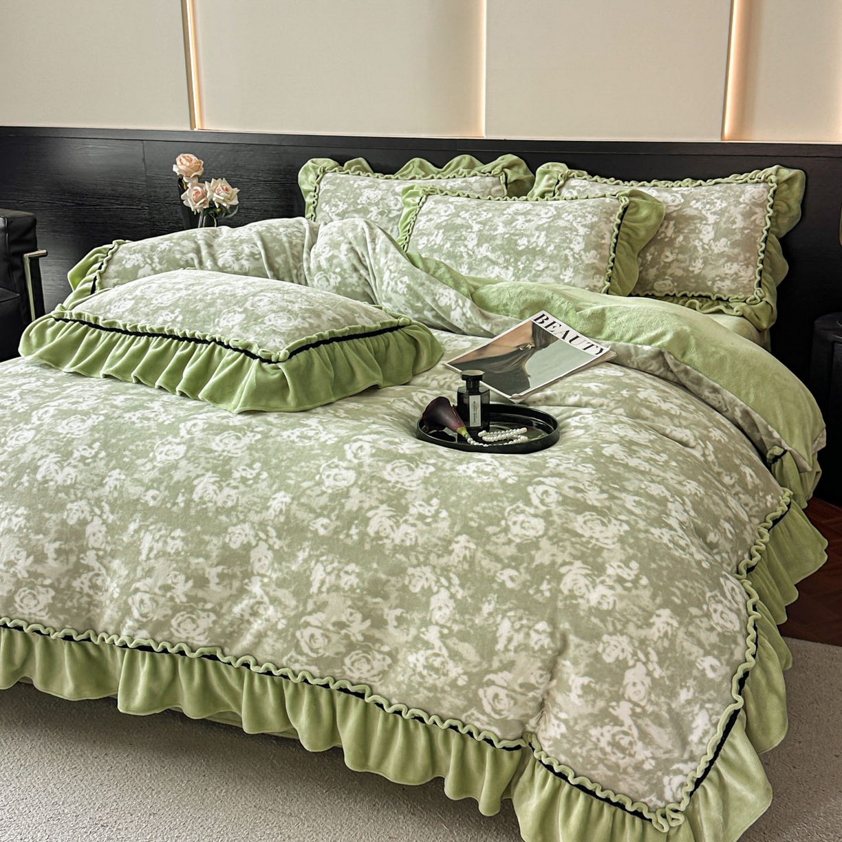 91家纺网 家纺一手货源 找家纺 绘萱家居 2025新款爆款高密消光织带花边款印花牛奶绒四件套纯色 芳华玫瑰-绿