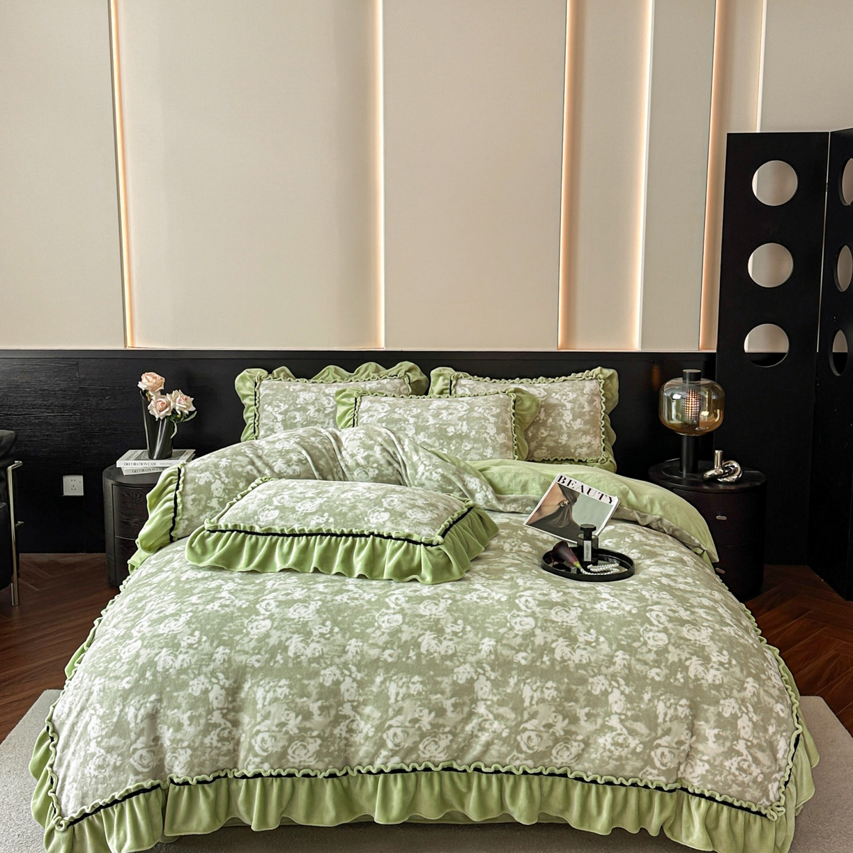 91家纺网 家纺一手货源 找家纺 绘萱家居 2025新款爆款高密消光织带花边款印花牛奶绒四件套纯色 芳华玫瑰-绿