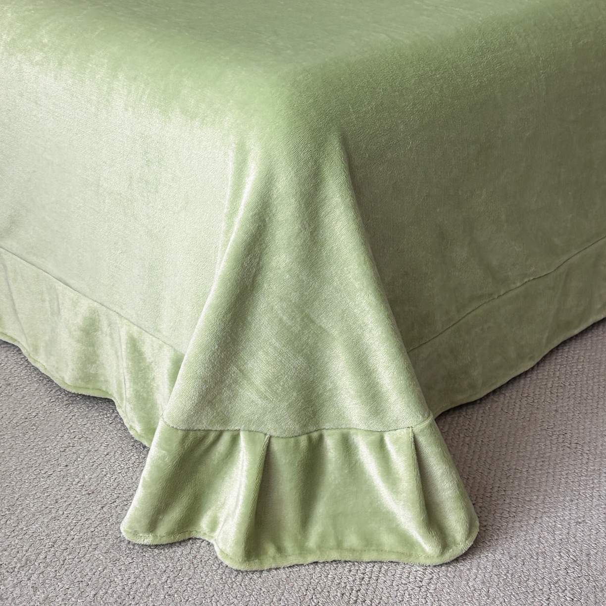 91家纺网 家纺一手货源 找家纺 绘萱家居 2025新款爆款高密消光织带花边款印花牛奶绒四件套纯色 芳华玫瑰-绿