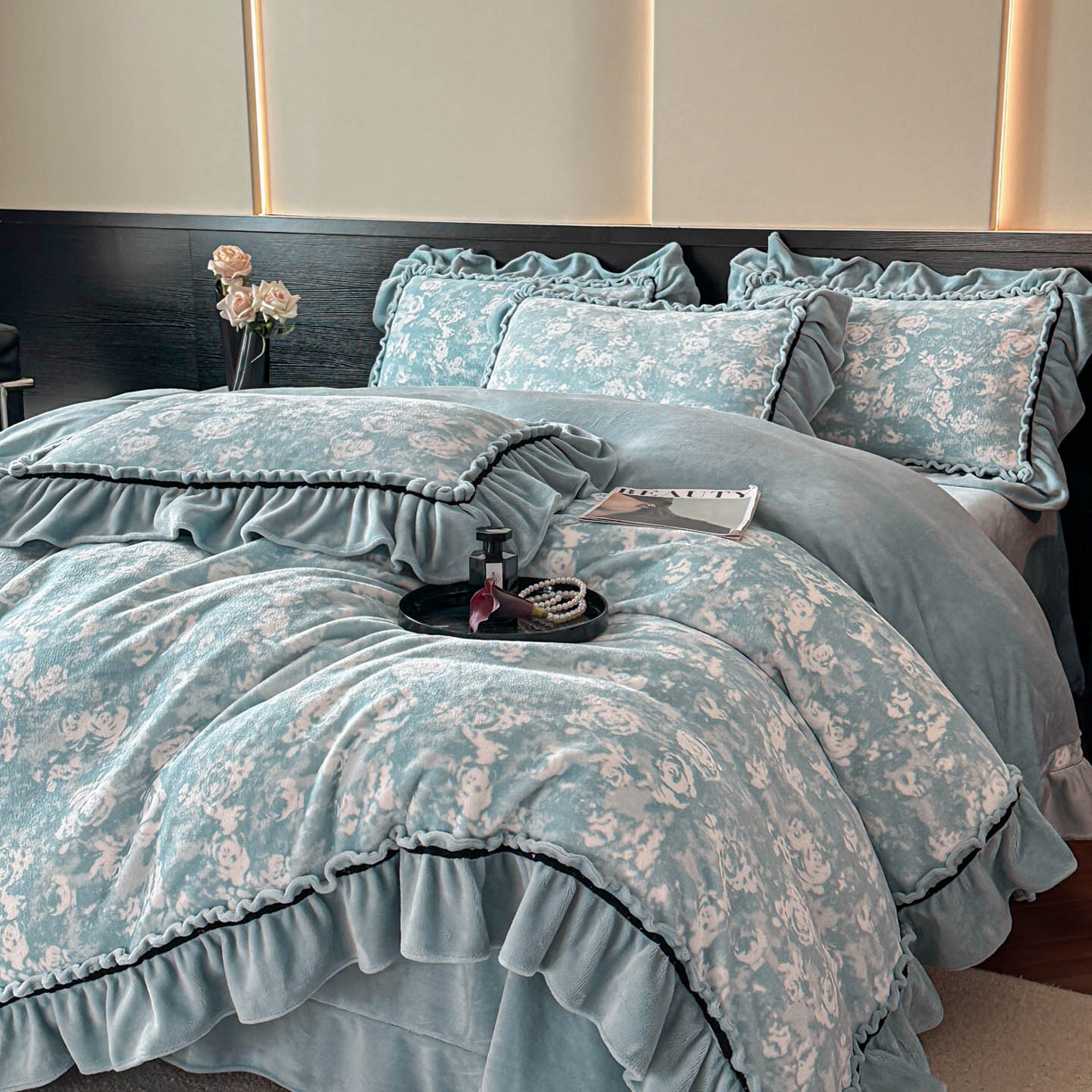 91家纺网 家纺一手货源 找家纺 绘萱家居 2025新款爆款高密消光织带花边款印花牛奶绒四件套纯色 芳华玫瑰-蓝