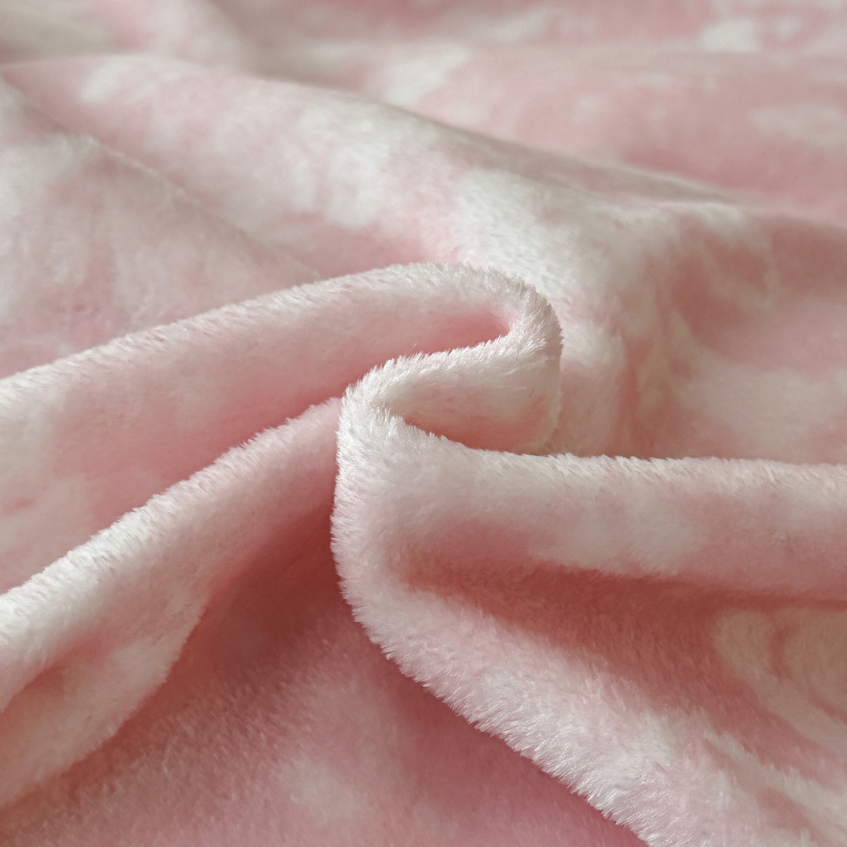 91家纺网 家纺一手货源 找家纺 绘萱家居 2025新款爆款高密消光织带花边款印花牛奶绒四件套纯色 芳华玫瑰-粉