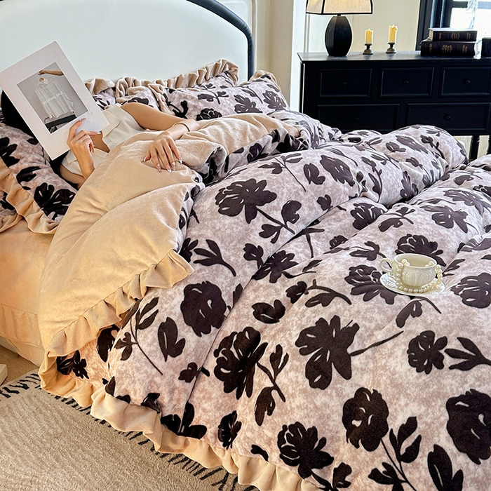 91家纺网 家纺一手货源 找家纺 绘萱家居 2025新款爆款高密消光双层花边牛奶绒四件套印花 奥黛丽