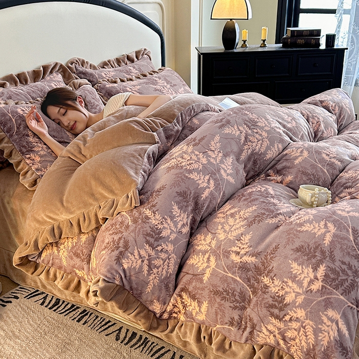 91家纺网 家纺一手货源 找家纺 绘萱家居 2025新款爆款高密消光双层花边牛奶绒四件套印花 巴洛克-灰