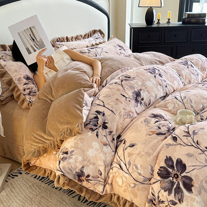 91家纺网 家纺一手货源 找家纺 绘萱家居 2025新款爆款高密消光双层花边牛奶绒四件套印花 幽幽花香