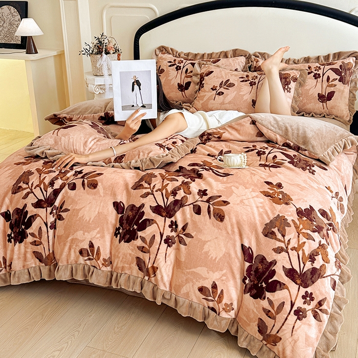 91家纺网 家纺一手货源 找家纺 绘萱家居 2025新款爆款高密消光双层花边牛奶绒四件套印花 美拉德