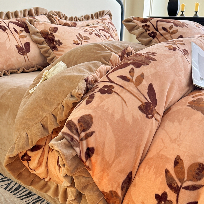 91家纺网 家纺一手货源 找家纺 绘萱家居 2025新款爆款高密消光双层花边牛奶绒四件套印花 美拉德