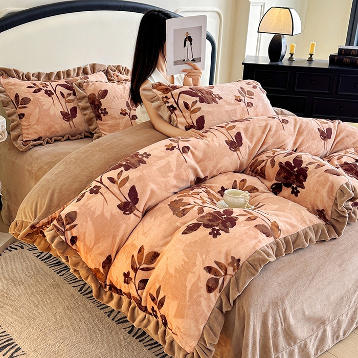 91家纺网 家纺一手货源 找家纺 绘萱家居 2025新款爆款高密消光双层花边牛奶绒四件套印花 美拉德