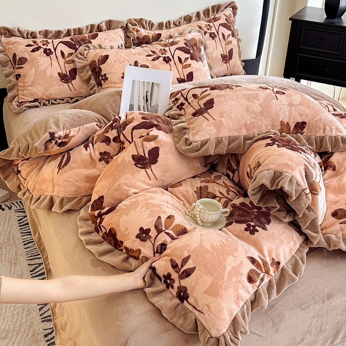 91家纺网 家纺一手货源 找家纺 绘萱家居 2025新款爆款高密消光双层花边牛奶绒四件套印花 美拉德