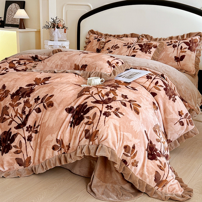 91家纺网 家纺一手货源 找家纺 绘萱家居 2025新款爆款高密消光双层花边牛奶绒四件套印花 美拉德