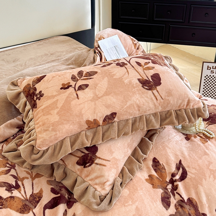 91家纺网 家纺一手货源 找家纺 绘萱家居 2025新款爆款高密消光双层花边牛奶绒四件套印花 美拉德