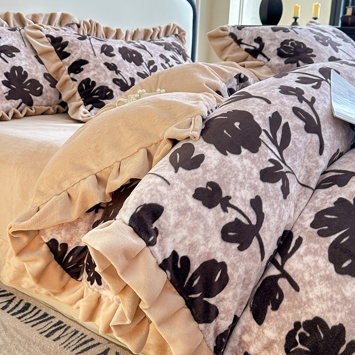 91家纺网 家纺一手货源 找家纺 绘萱家居 2025新款爆款高密消光双层花边牛奶绒四件套印花 奥黛丽