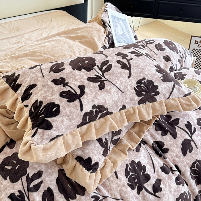 91家纺网 家纺一手货源 找家纺 绘萱家居 2025新款爆款高密消光双层花边牛奶绒四件套印花 奥黛丽