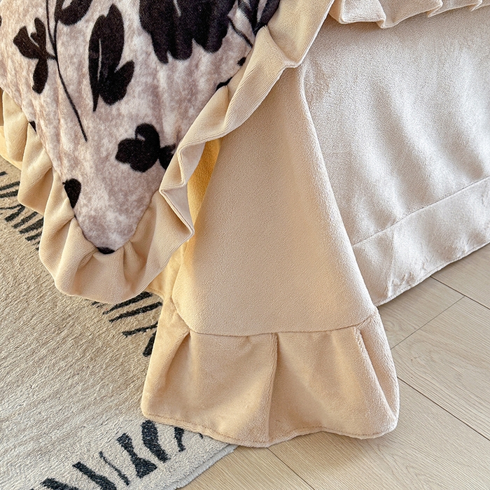 91家纺网 家纺一手货源 找家纺 绘萱家居 2025新款爆款高密消光双层花边牛奶绒四件套印花 奥黛丽