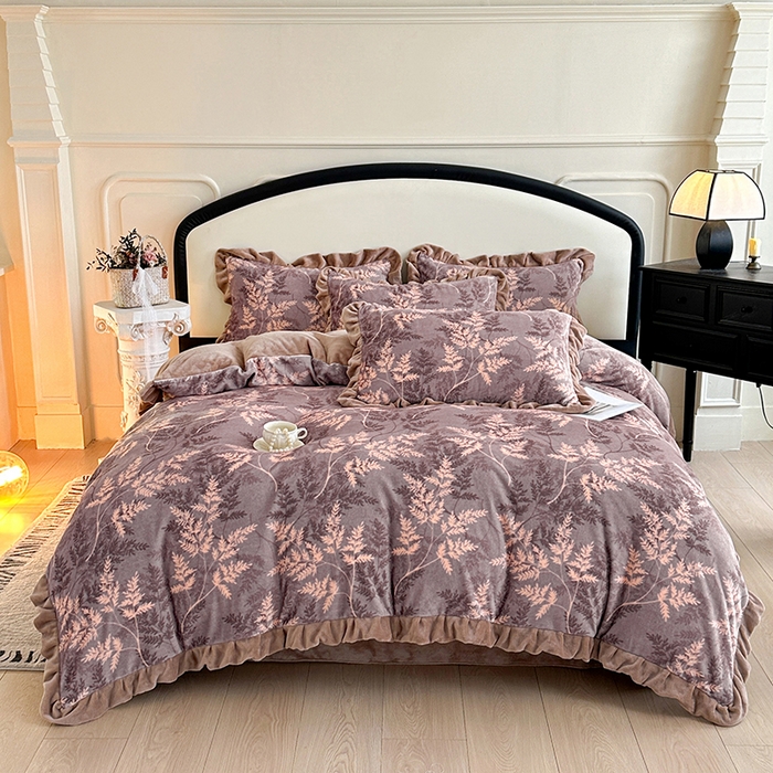 91家纺网 家纺一手货源 找家纺 绘萱家居 2025新款爆款高密消光双层花边牛奶绒四件套印花 巴洛克-灰