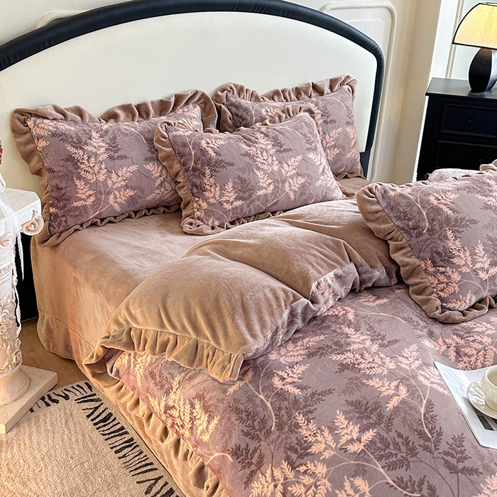 91家纺网 家纺一手货源 找家纺 绘萱家居 2025新款爆款高密消光双层花边牛奶绒四件套印花 巴洛克-灰