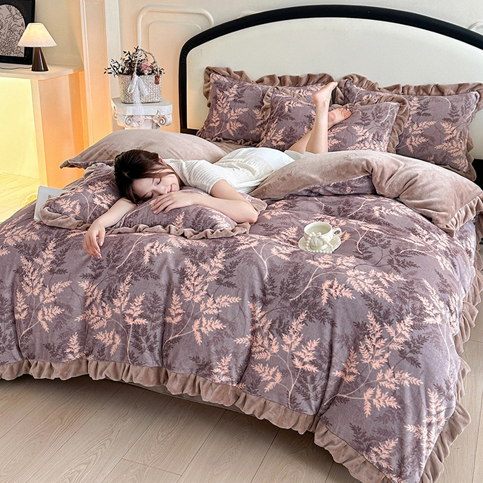 91家纺网 家纺一手货源 找家纺 绘萱家居 2025新款爆款高密消光双层花边牛奶绒四件套印花 巴洛克-灰