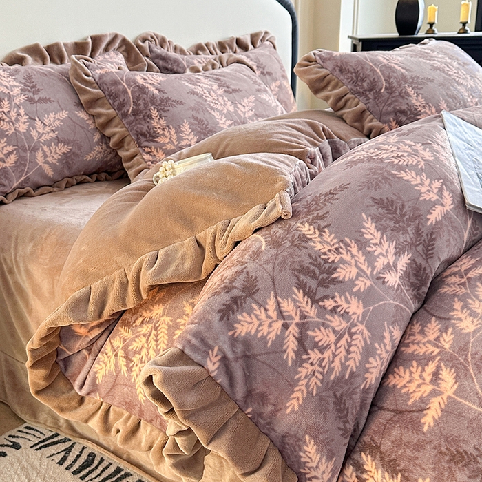 91家纺网 家纺一手货源 找家纺 绘萱家居 2025新款爆款高密消光双层花边牛奶绒四件套印花 巴洛克-灰